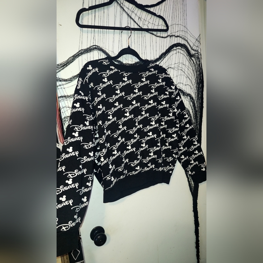 ✨️Disney Women's Sweater in Black and White✨️